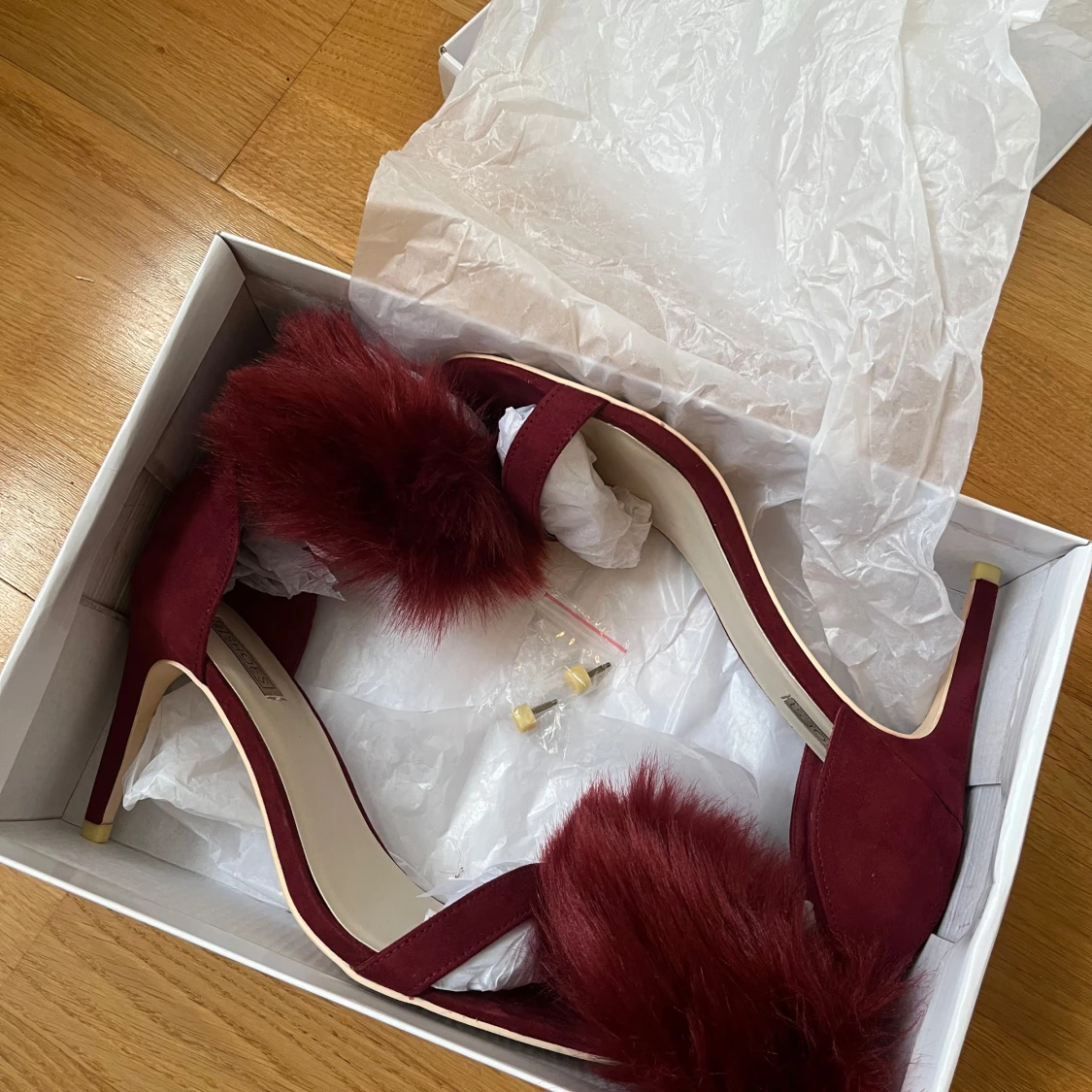Vinröda klackskor med pälsdetalj - 4