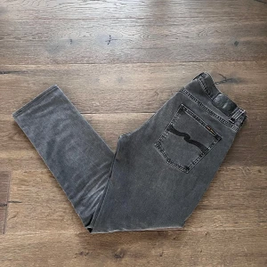 Nudie Jeans - Nudie jeans, Lean Dean | 32/32 | nypris 1600kr vårt pris: 200kr | skick: 9/10 | Färg: svart/grå        Bara o fråga på vid minsta fundering 👍