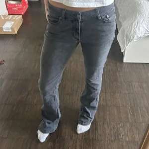 Lågmidjade jeans - Säljer mina jättefina mörka Lågmidjade jeans från Junkyard. Fint skick, nypris 699kr. Jag är 170cm💗💗