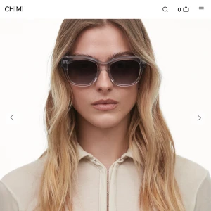 Grå solglasögon från Chimi - Snygga grå solglasögon från Chimi. Modellen 07! Använda en sommar sparsamt! nypris 1400 säljer för 480kr 🥰🥰 perfekt för våren 