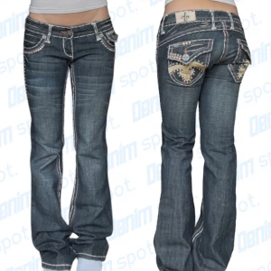 Lågmidjade Laguna beach jeans - storlek w26• Mått: Längd: 104cm Innerbenslängd: 84,5cm Midjebredd: 39cm Lårbredd: 22,5cm Benöppning: 22cm • Lite heelbite. Knapp på vänster bakficka saknas. Vid frågor, meddela här!💙