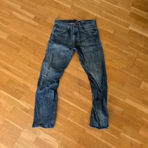Blå jeans från Levi's - Snygga blå Levi's jeans med en klassisk design. De har en rak passform och är tillverkade i slitstarkt denim. Perfekta för en avslappnad stil.