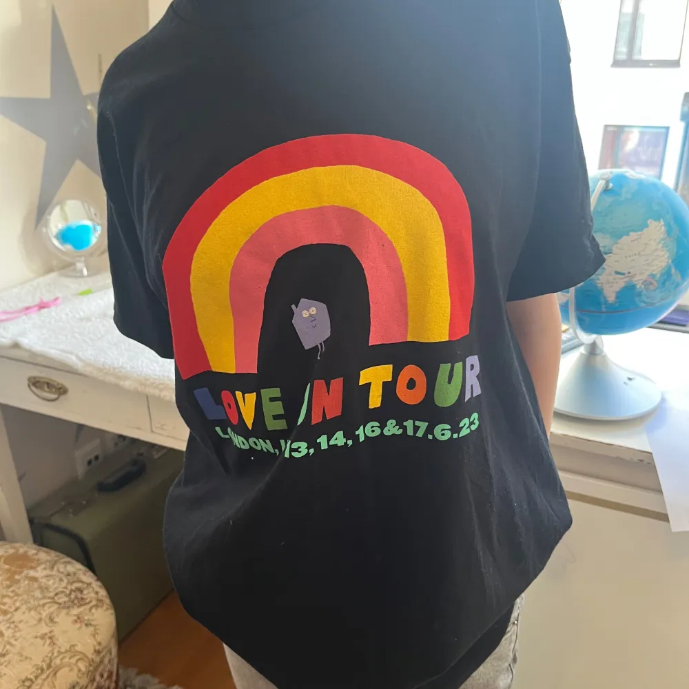 Säljer det officiella merch från Harrys konsert Love On Tour. Köpt på hans konsert i London 2023, använt kanske 2 gånger sedan dess. . T-paidat.