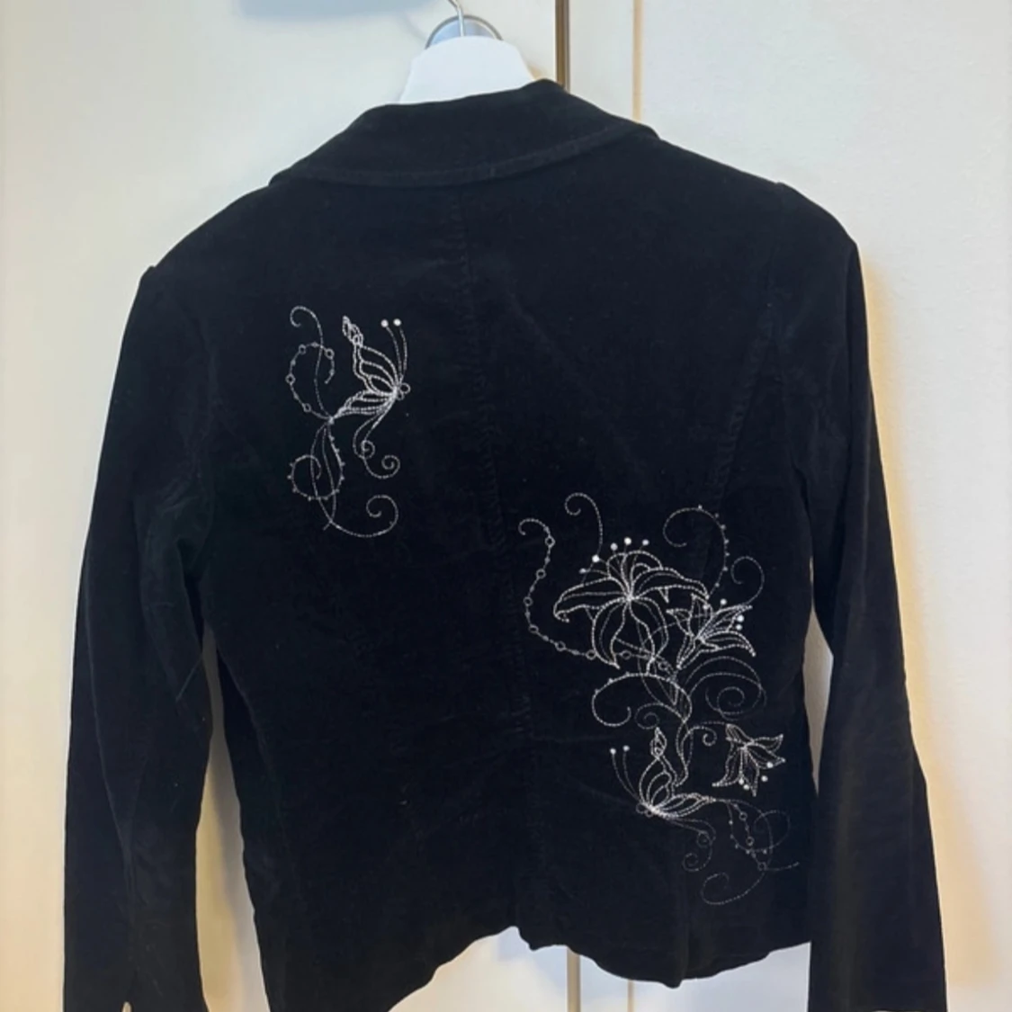 Kapphal svart blaser med silver detaljer - 4