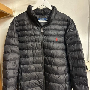 Ralph Lauren Jacka - Tja! Säljer min snygga Ralph Lauren jacka i strl L! Använd förra våren samt denna höst så väldigt sparsamt använd. Finns inga defekter, så om du vill ha en skön look i vår, klipp till! Priset inte hugget i sten