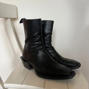 Eytys Luciano - Eytys Luciano boots. Använt en del så lite små skador på sulan. Annars bra skick.