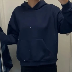 Mörkblå hoodie - Säljer en mörkblå hoodie med en klassisk design och känguruficka framtill. Perfekt för en avslappnad stil. Den har långa ärmar och en bekväm passform. Inga defekter, som ny