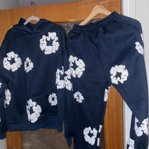 Mörkblå Denim Tears set  - Säljer en Denim Tears det med Hoodie och byxor, har aldrig använt dom så dom är i perfekt skick. Hoodie och byxor kan köpas separat.