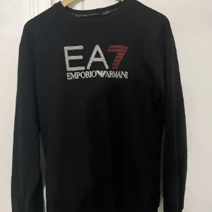 Armani EA7 M - Säljer Armani tröjan pågrund av att jag inte använder den längre. Den är i bra skick 8/10.  Pris kan diskuteras vis intresse.