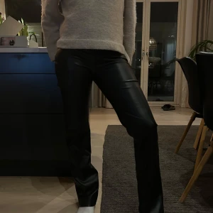 Svarta skinnbyxor - Snygga svarta skinnbyxor med en tight passform. Byxorna har en stilren design och är perfekta för en trendig look. Knappt använda därav mycket bra skick. Hör av er vid frågor och funderingar!💓💓