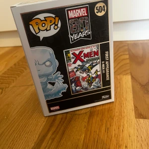 Funko Pop! Marvel 80 Years Iceman och Naruto Shippuden Tsunade - Säljer två Funko Pop! figurer: Marvel 80 Years Iceman #504 och Naruto Shippuden Tsunade #730. Iceman firar Marvels 80-årsjubileum och Tsunade är från den populära anime-serien Naruto Shippuden. Perfekt för samlare eller fans av serierna!  Tsunade = [SOLD]  ,  Iceman = 220 kr 