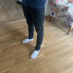 Svarta jeansbyxor från replay - Snygga svarta jeansbyxor med en slim passform. De har en klassisk design och de är ett par väldigt populära jeans. De kommer från märket replay och är modellen anbass och har hyperstretch. Nypris på dessa ligger på ca:1800kr medans mitt pris är bara: 899kr. Priset är inte hugget i sten. Skriv om du har några funderingar.😊 väldigt trendiga så skynda er!