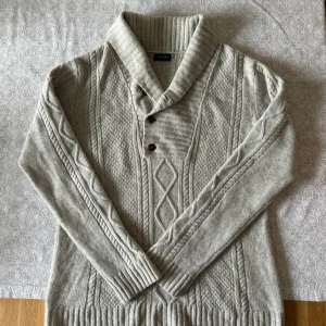 Grå sand copenhagen kofta - De här stickade koftan från sand är perfekt att ha nu till våren. Den är i M och passar också bra på S. Skriv gärna om ni har några frågor eller vill ha om ni vill ha fler bilder.
