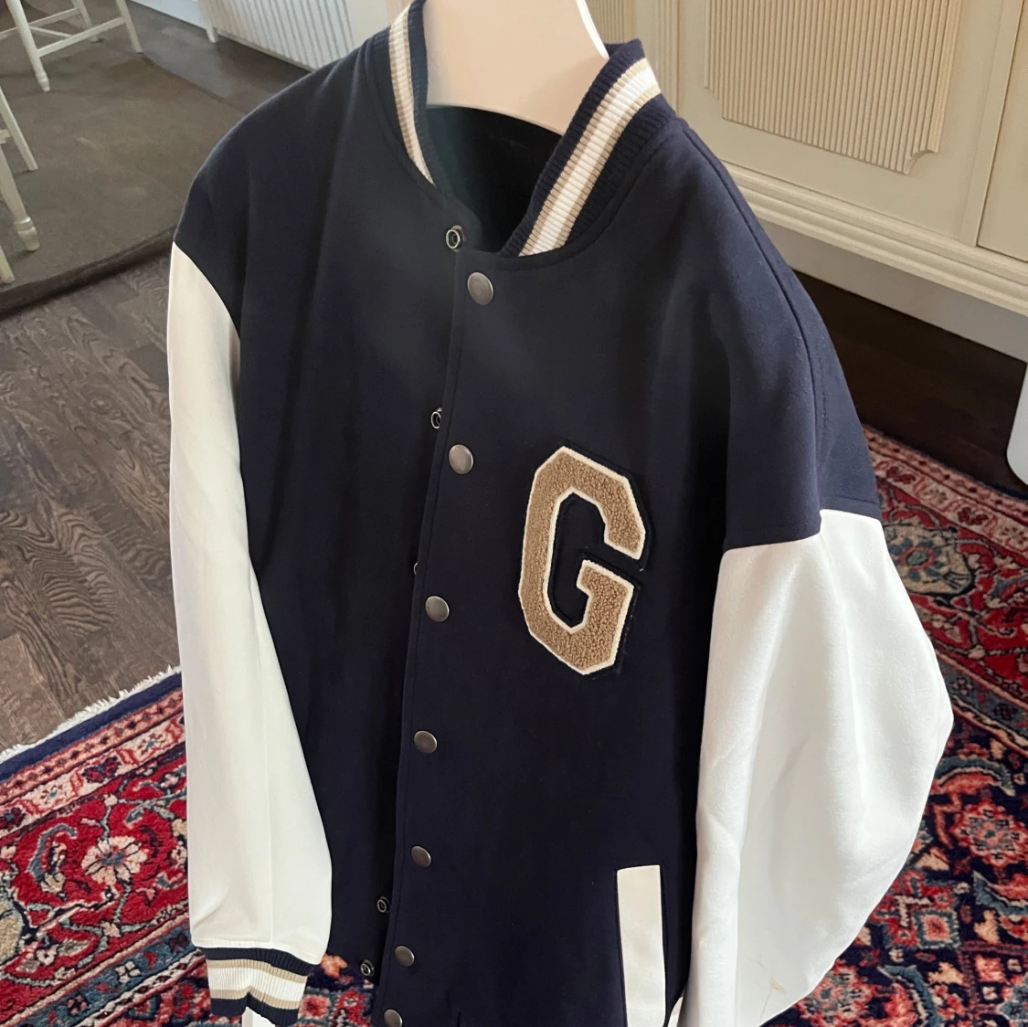 Svart och vit bomberjacka med bokstavsdetalj - 2