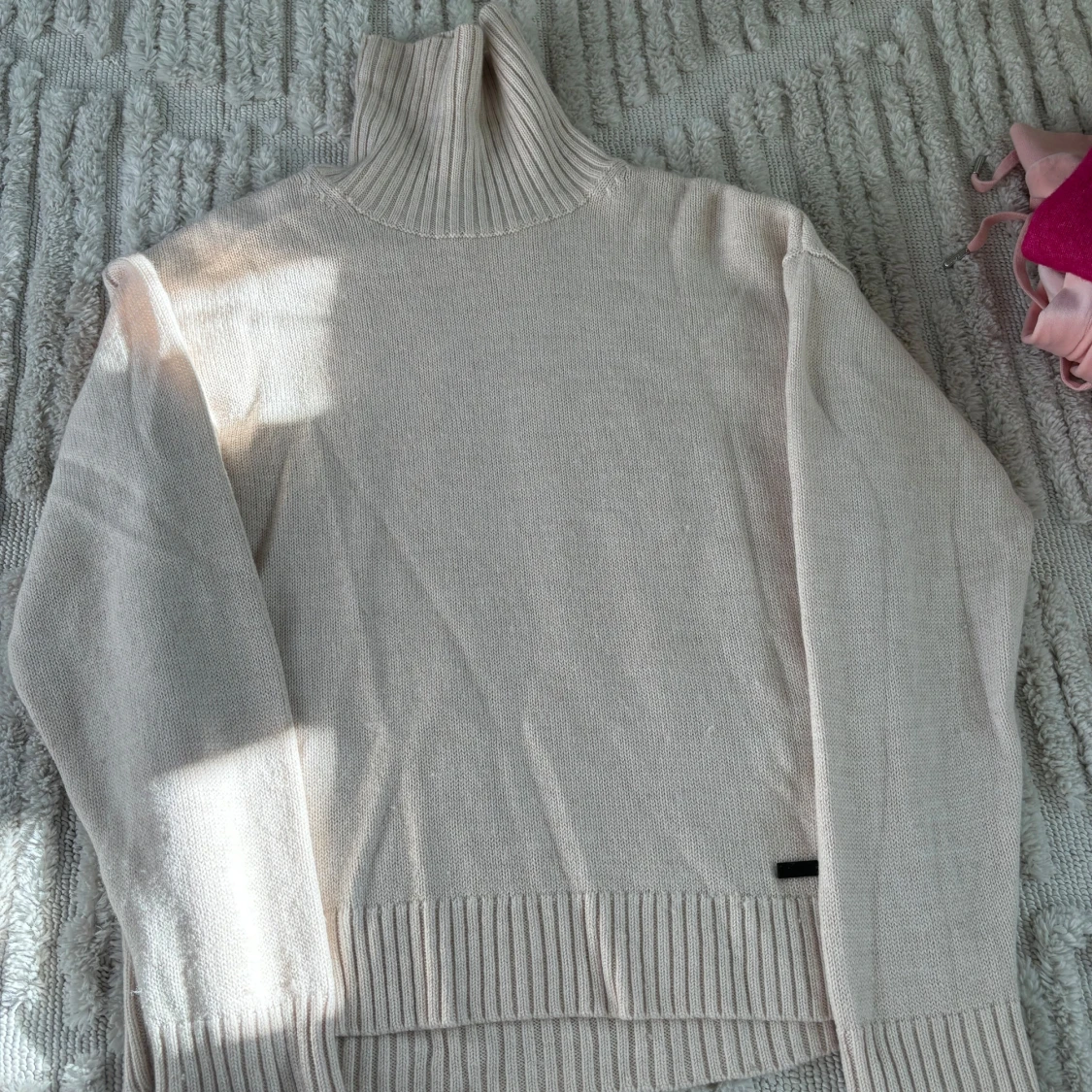 Beige stickad polotröja från The Kooples