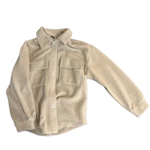 Gina tricot jacka - Beige skjortjacka från Gina Tricot. Materialet påminner lite om fleece. Jättemysig och fin till våren.