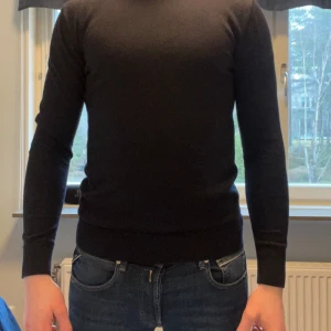Marinblå merino tröja - Säljer denna John Henric trjöan i merino ull. Storlek M och skick 9/10. Han på bilden är 182cm.