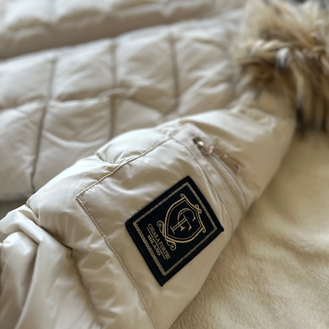 beige dunjacka med pälsdetaljer från bubbleroom - 1