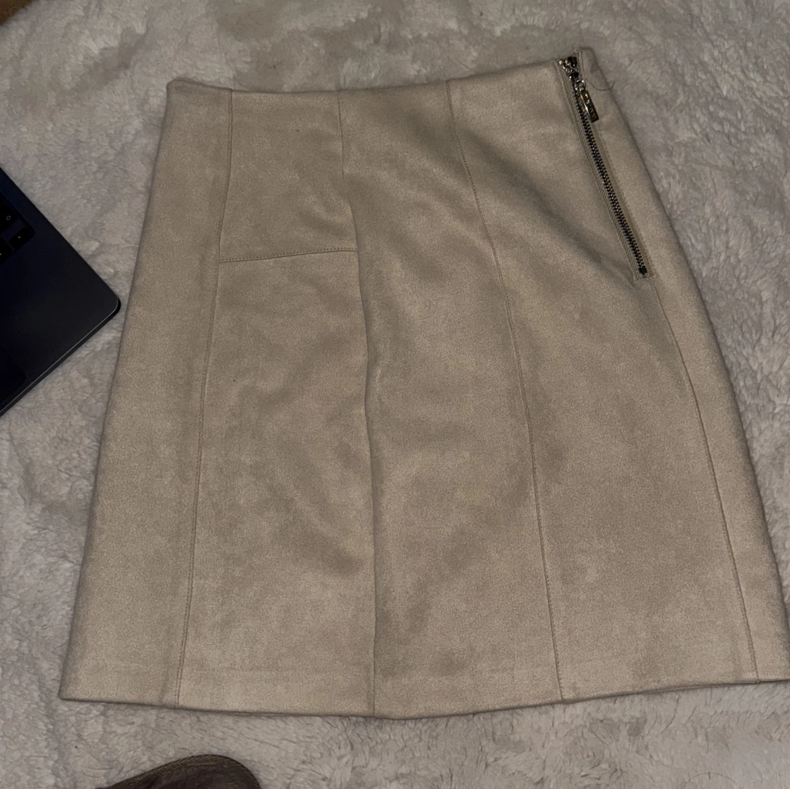 Beige kjol med dragkedja