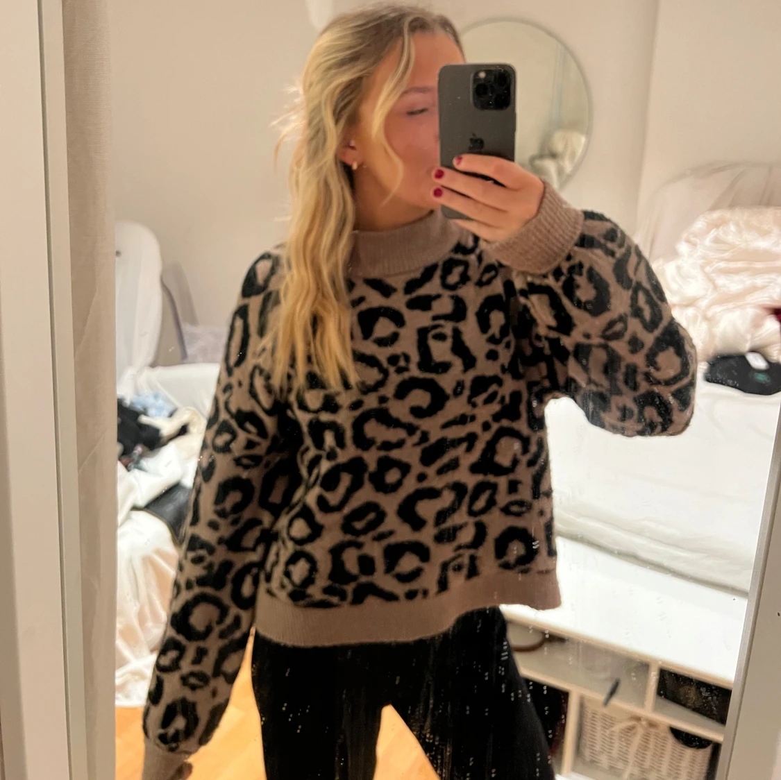 Beige leopardmönstrad stickad tröja