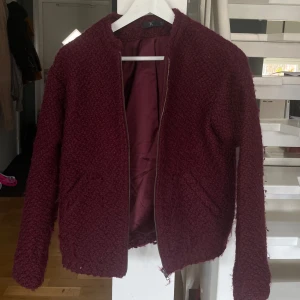 Vinröd teddyjacka - Säljer den jätte fina vinröda vår jacka som passar perfekt nu till våren, säljer den för den ej kommer till användning, kontakta mig för bilder på💕