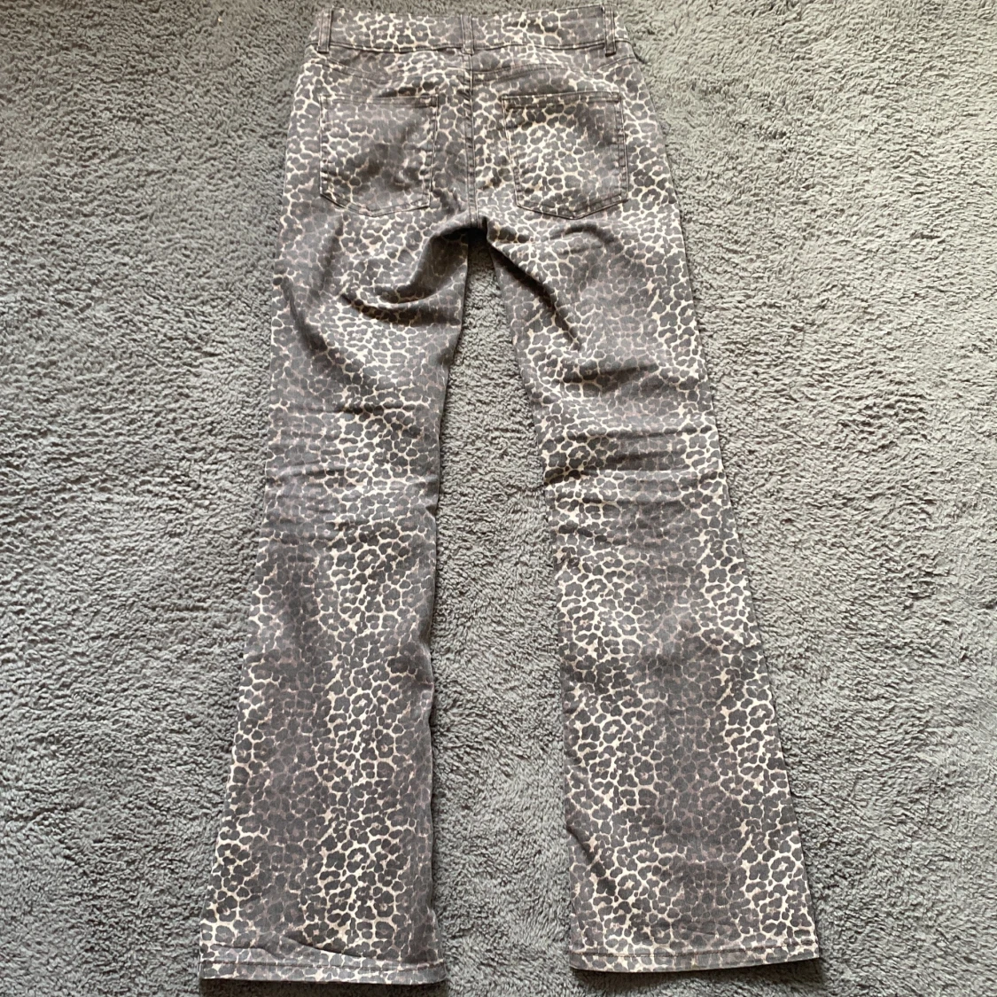 Leopardmönstrade byxor från Nelly - 1