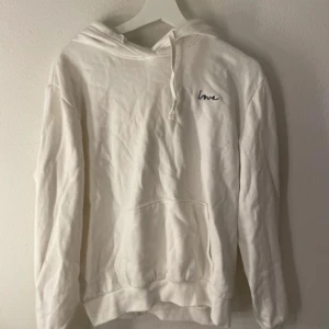 Vit hoodie  - Säljer en stilren vit hoodie från H&M.  Ska flytta snart så vill gärna bli av med allt så fort som möjligt (pris kan diskuteras)💕