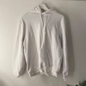Vit hoodie - Säljer en basic vit hoodie från H&M. Ska flytta snart så vill gärna bli av med allt så fort som möjligt (pris kan diskuteras)💕