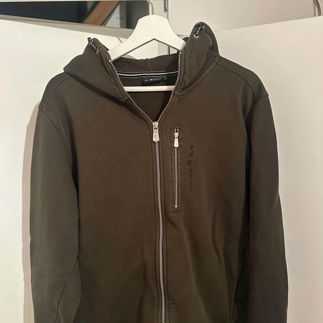 Olivgrön Sail Racing tröja