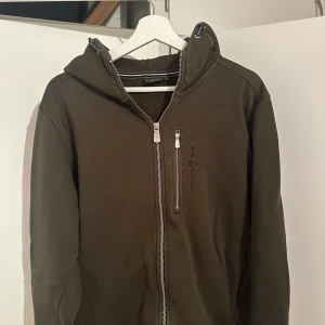 Olivgrön Sail Racing tröja  - Säljer min Sail racing tröja som är i storlek L. Inga skador med tröjan                                                       PRISET KAN DISKUTERAS VID SNABB AFFÄR 