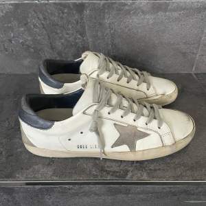 Tjena! Säljer nu dessa svin feta golden Goose skor på utförsäljning❗️Därför även Fast pris!! Prioriterar snabba affärer! För fler frågor eller bilder är det bara att skriva🤝