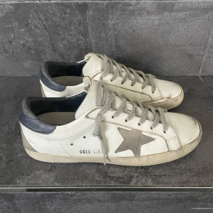 Golden Goose skor - Tjena! Säljer nu dessa svin feta golden Goose skor på utförsäljning❗️Därför även Fast pris!! Prioriterar snabba affärer! För fler frågor eller bilder är det bara att skriva🤝