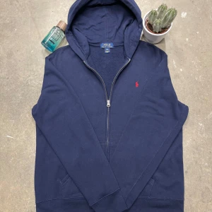 Ralph Lauren ZIP  - Stilig och fräsch. I väldigt bra skick och inte använd ofta. Priset kan diskuteras 🙌🏼