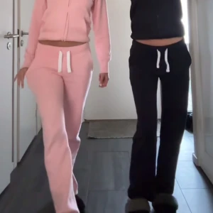 Marinblå russemerch mjukisbyxor med snörning - Snygga och bekväma svarta mjukisbyxor med vit snörning i midjan. Perfekta för en avslappnad stil och passar bra till sneakers. Inte andvända många gånger men snöret har ”snurrat” sig men det går säkert att fixa.