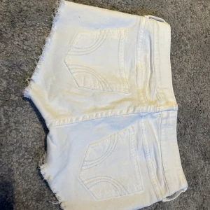 Hollister shorts - Snygga vita jeansshorts från hollister!! Snyggaaaa🥰🥰🥰midjemått ca 35cm💞