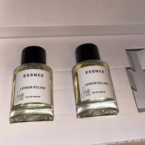 ESSNCE Lemon Eclair Eau de Parfum - Upptäck ESSNCE Lemon Eclair Eau de Parfum, en fräsch och livlig doft i en stilren glasflaska med svart kork. Perfekt för dig som älskar citrusdofter med en söt twist. Flaskan är elegant och enkel, vilket gör den till ett snyggt tillskott i din parfymkollektion.