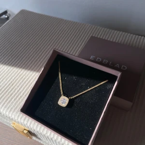 Guldhalsband från Edblad - Marion Guld - Så fint halsband från Edblad - Marion i Guld ✨  Har aldrig kommit till användning, i nyskick, skimmrar superfint!  Säljs inte längre på hemsidan, nypris var 400kr  Skickas i Edblad Ask, fri frakt!