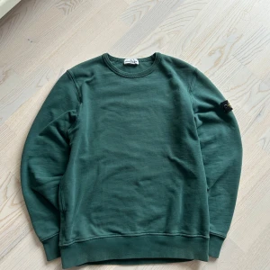 Stone Island sweatshirt  - Stone Island tröja - skick 9/10 - storlek S - nypris ca 2999 - mitt pris 999kr - pris kan diskuteras vid snabb affar!