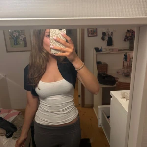  svart/mörkblå bolero - Säljer en svart bolerotopp. Bolerotoppen har korta ärmar. Perfekt för en stilren look.