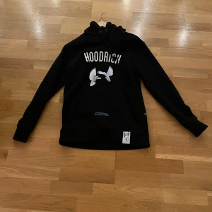 Svart hoodie från Hoodrich - säljer en hoodie som bara hängt i garderoben. ny pris 900, pris kan möjligtvis diskuteras