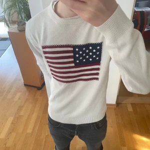 Gant USA Tröja finstickad  - Säljer en sjukt fet vit finstickad USA tröja från Gant. Tröjan är sparsamt använd och därav i mycket bra skick och sitter i storlek M/S. Hör gärna av er vid frågor eller funderingar!!