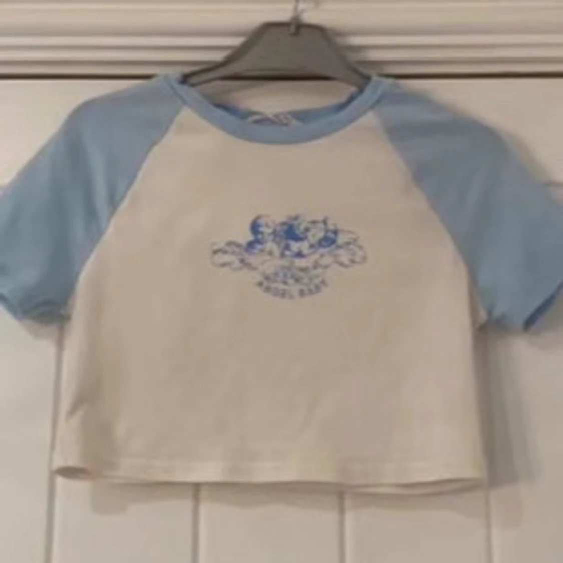 Vit och blå croppad t-shirt