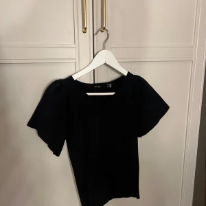 Svart blus/trekvartsärmad  - Använd fåtal gånger. Bra skick! 