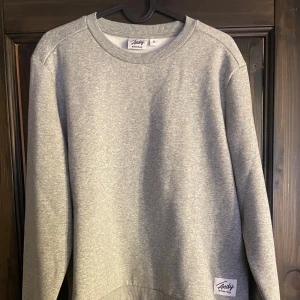 Grå sweatshirt från Andy by Frank Dandy - Säljer en stilren grå sweatshirt från Andy by Frank Dandy. Tröjan har en klassisk rund halsringning och långa ärmar. Perfekt för en avslappnad look. 🩶mysiga tyget vid en nyköpt tröja är kvar då den aldrig är använd. 