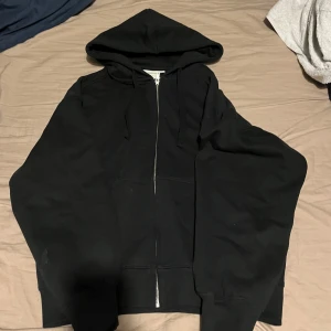 Tjock tröja med tjocka armar  - Tröjan köptes men användes aldrig. Tröjan sitter tajt vid magen och bröstet med lite större armar för en mer comfy stil. Liten fläck på tröjan som går bort i tvätten. Storlek xs