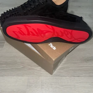 Svarta sneakers från Christian Louboutin - Skriv i dm vilken storlek och vilken model ni vill ha jag kan fixa det genom min leverantör och adda mig på snap för kunna spåra din paket 📦👣                                                                                                                                             Snygga svarta sneakers från Christian Louboutin med ikonisk röd sula och nitar på ovansidan. Perfekta för att ge din outfit en edgy touch. Tillverkade i Italien och kommer med originalförpackning.❤️