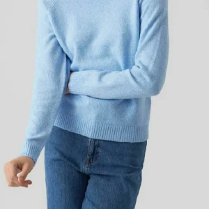 Ljusblå stickad tröja från Vero Moda - Säljer en mysig ljusblå stickad tröja från Vero Moda. Tröjan har långa ärmar och ribbade detaljer vid hals, ärmslut och nederkant. Perfekt för kyliga dagar och enkel att matcha med jeans eller kjol. Köpte här på Plick för ungefär 200kr men har inte använt den själv då jag inte tycker om hur den sitter på mig.Tröjan är väldigt nopprig men man kan fixa det med en noppbortagare💙