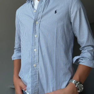 Polo Ralph lauren skjorta - Säljer denna sjukt snygga skjorta från Ralph lauren för endast 479kr! Skjortan är i väldigt bra skick och kan användas mycket framöver. Killen på bilden är 173cm och ideal för skjortan är 160-164cm