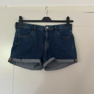 Jeansshorts  - Mörkblåa jeansshorts som knappt är använda.