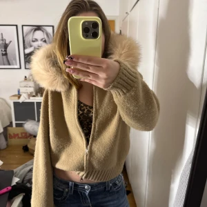 Alessa jacka  - Supermysig beige teddyjacka med dragkedja och stor fluffig huva med pälsdetaljer. Den är i mycket bra skick och knappt använd. Skulle säga att storlek är s-m 💕 Hör av dig vid frågor. Pris går att diskutera vid snabb affär. 